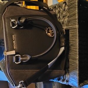 MICHAEL Michael Kors

Sienna Medium Pebbled Leather & Suede Satchel Chocolate